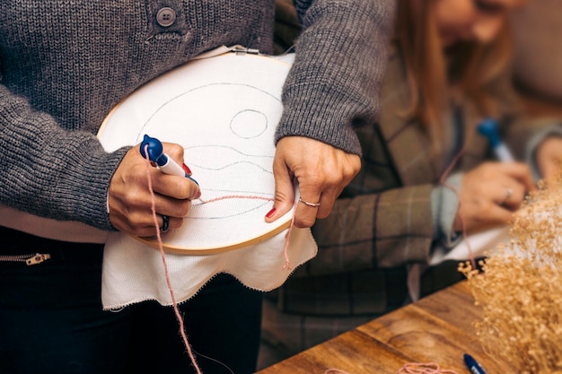 zespół pracujący nad haftem
